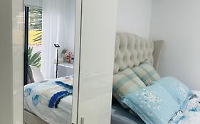 Premium Snooze Queen Bed Petite Room